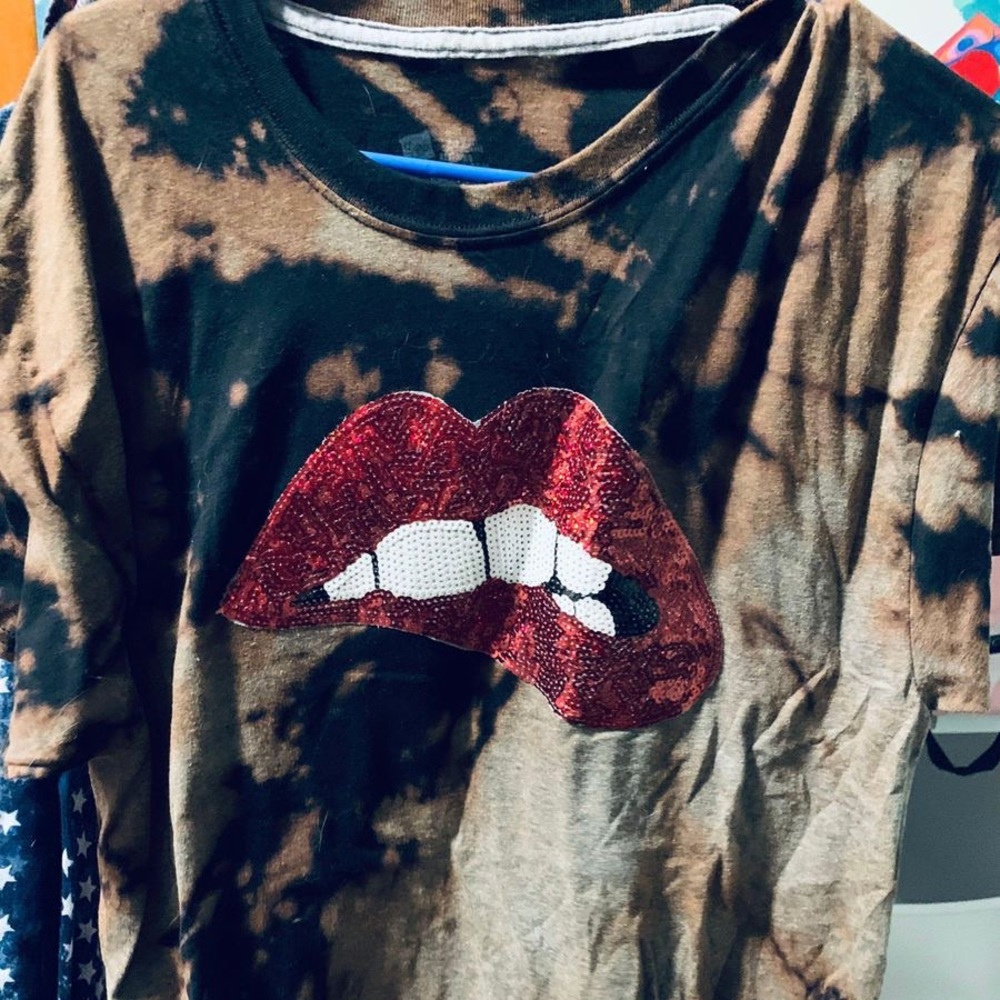 Sequence lip tee
